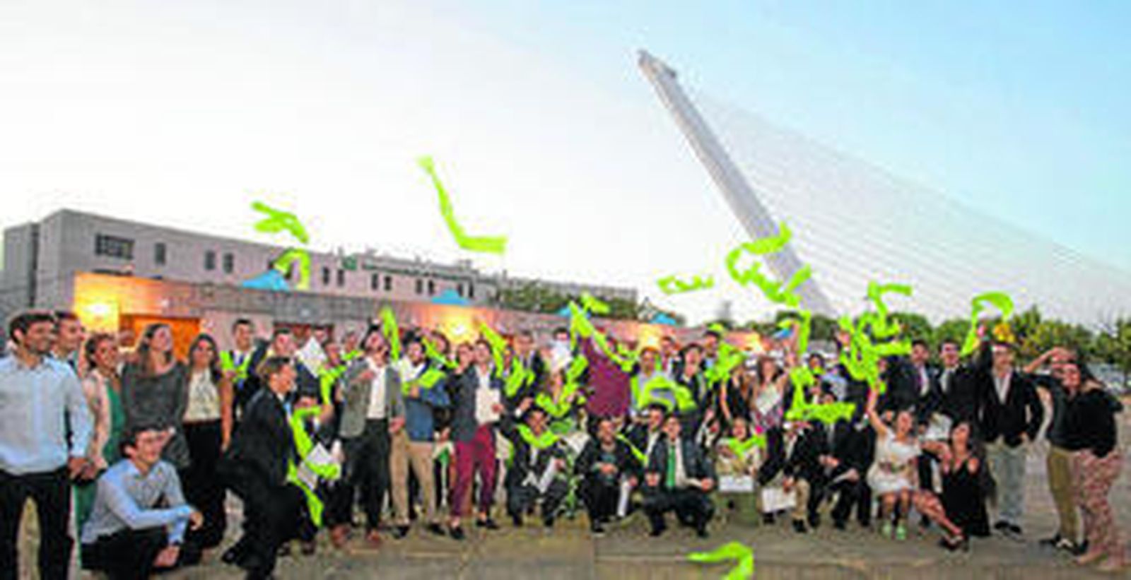 Los ya ex alumnos de la escuela deportiva festejan su titulación lanzando las becas al aire.