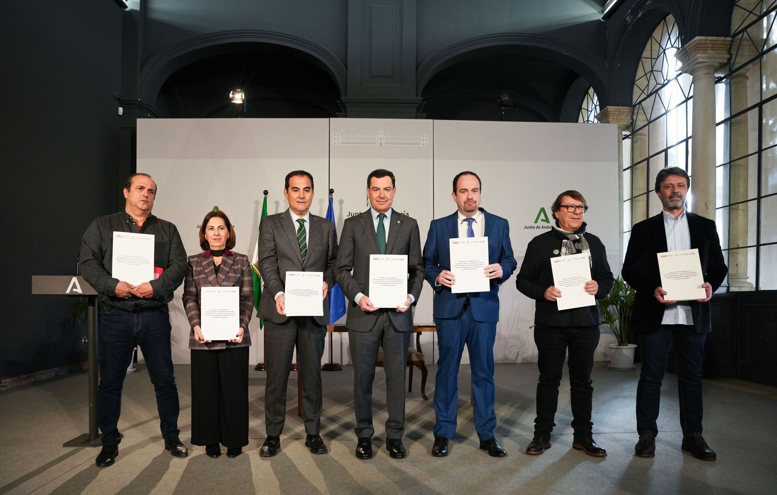 Firma del acuerdo con los sindicatos esta mañana en San Telmo.