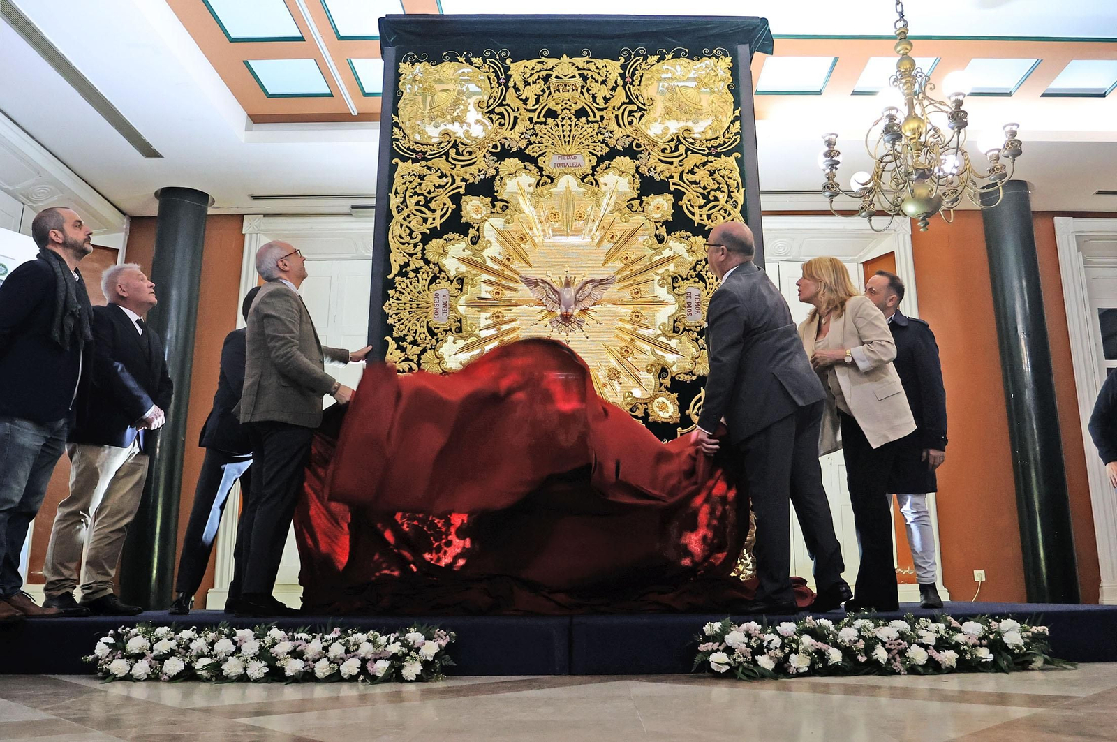 Imágenes de la presentación del techo de palio de la Virgen del Amor de las Tres Caídas