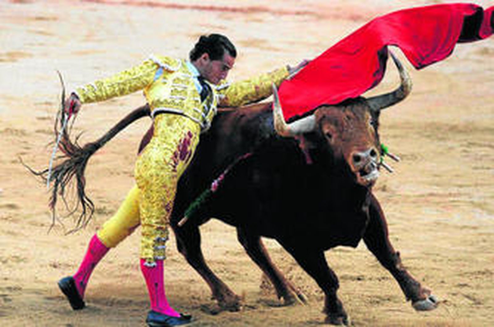 El matador de toros vasco Iván Fandiño, en un pase de pecho.