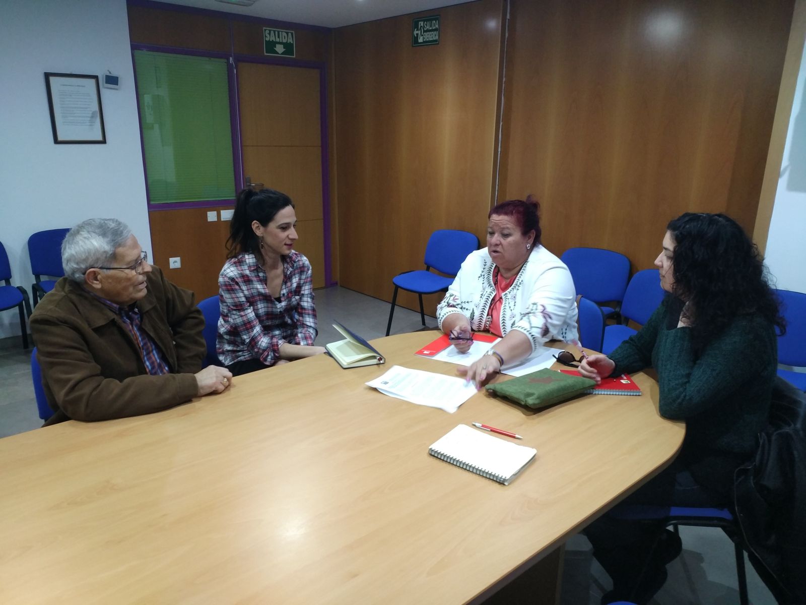 Amalia Román, concejala de IU, con representantes de Indalajer