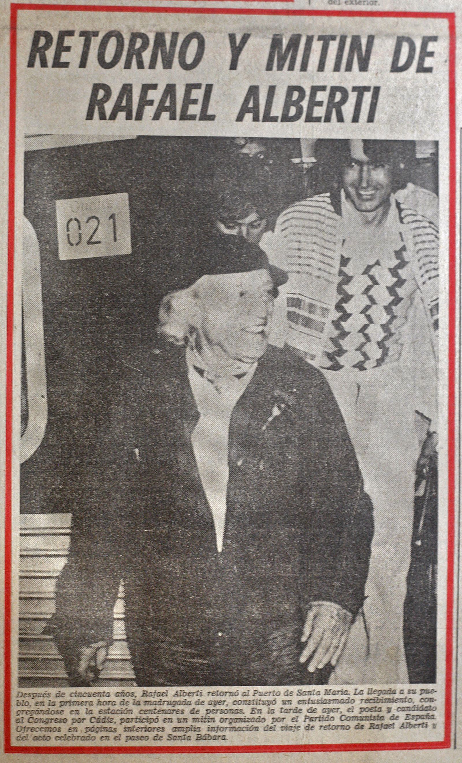 Rafael Alberti, en mayo de 1977, en la estación de El Puerto.