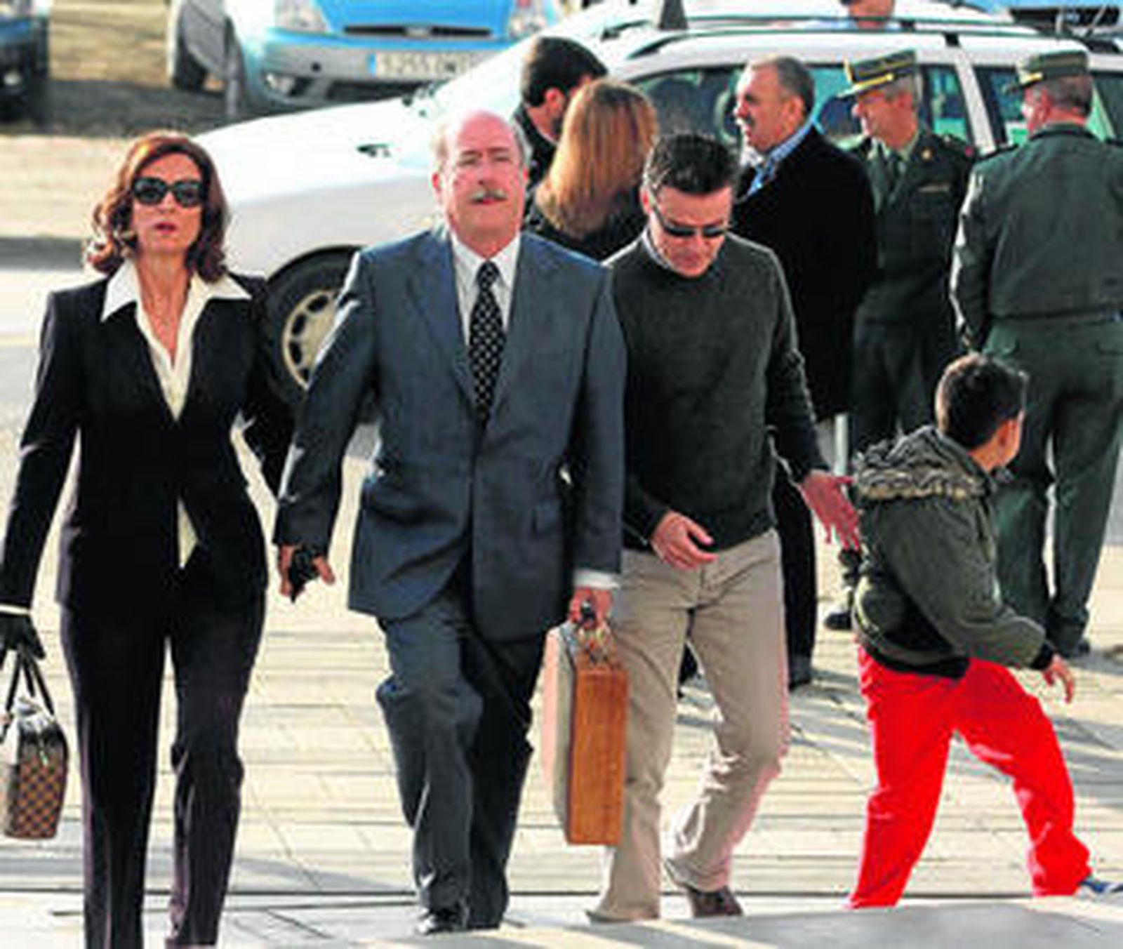 Fernando del Valle, centro, a su llegada el lunes a la Ciudad de la Justicia.