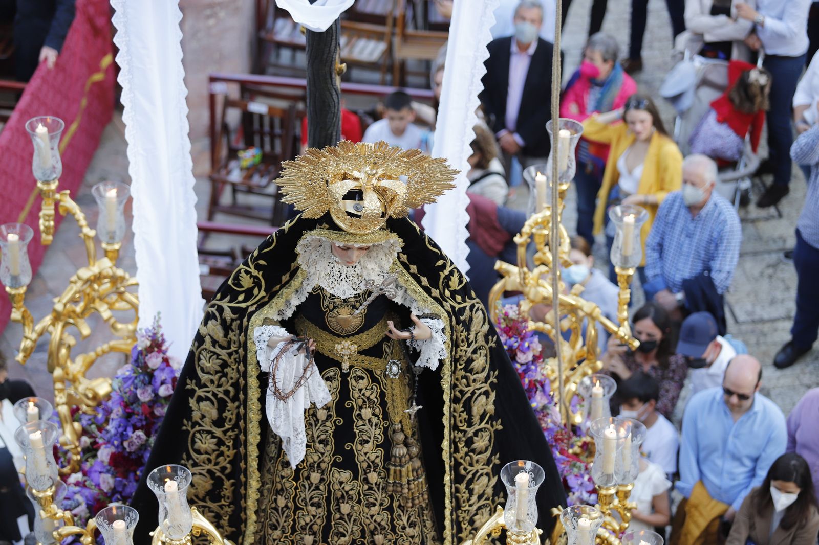 La Hermandad de la Soledad recorre las calles de Huelva en el Viernes Santo