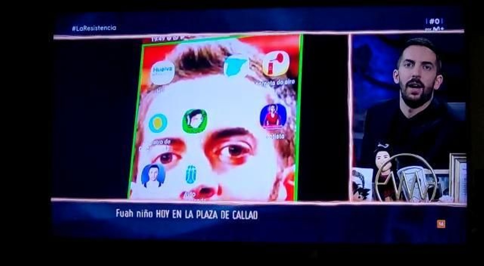 Captura del momento en el que Ponce muestra su móvil con la aplicación de Huelva Información.