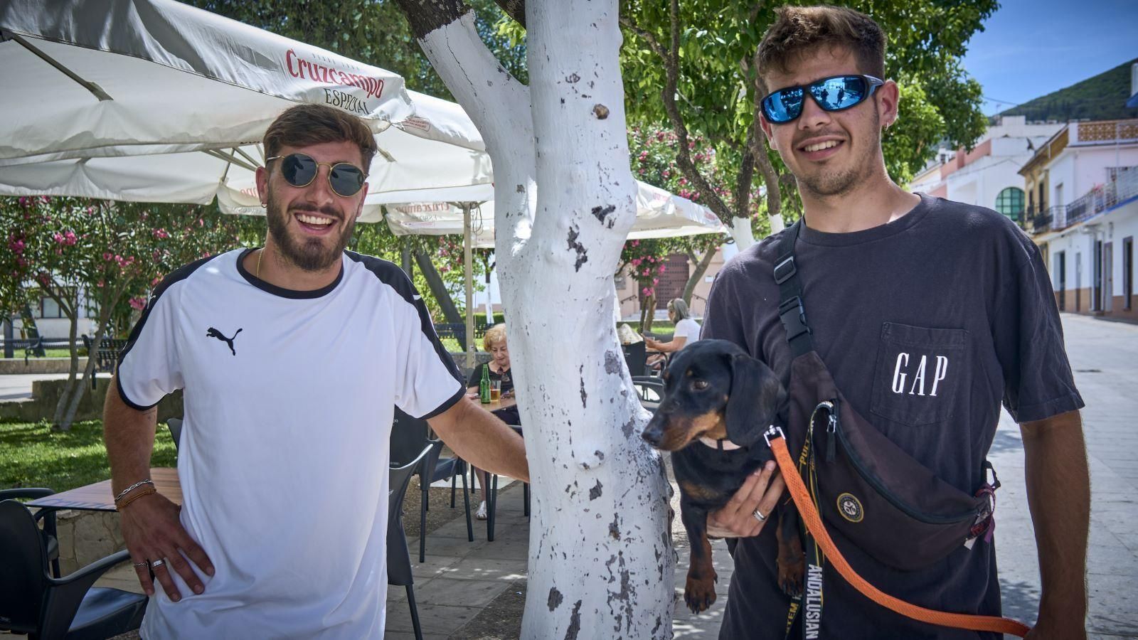 Dos jóvenes pasean por la Plaza Andalucía. Dos jóvenes pasean por la Plaza Andalucía.