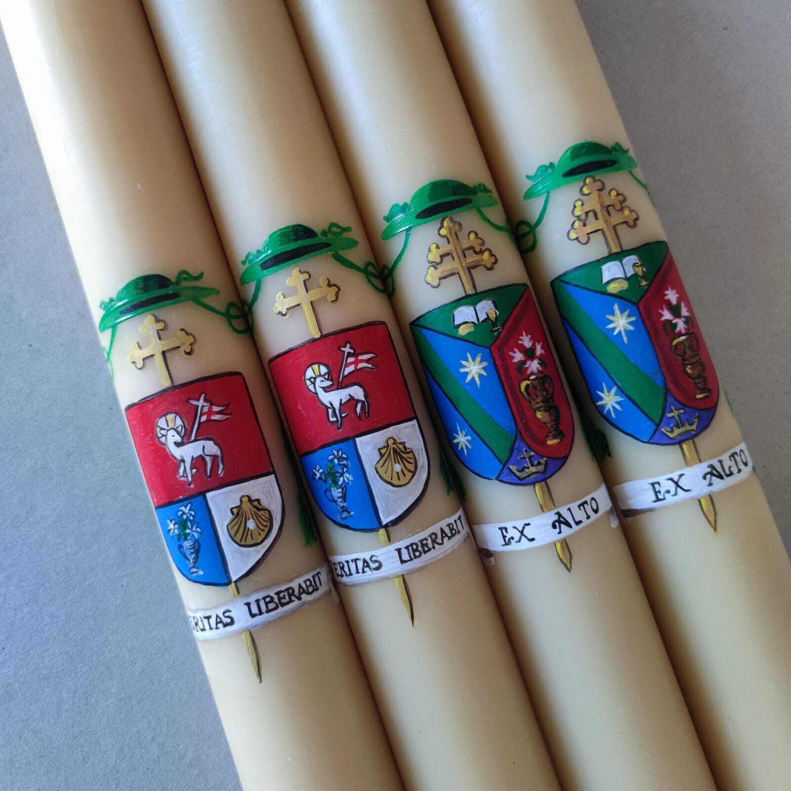 Detalle de algunas de las velas pintadas