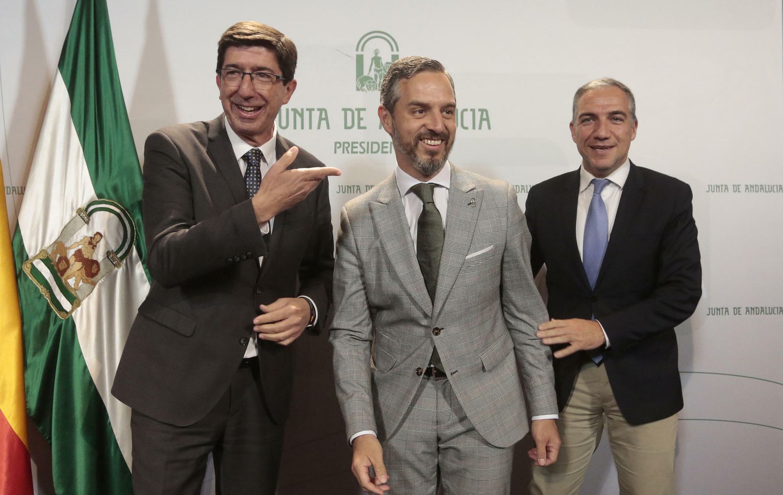 Juan Bravo, entre Juan Marín y Elías Bendodo.