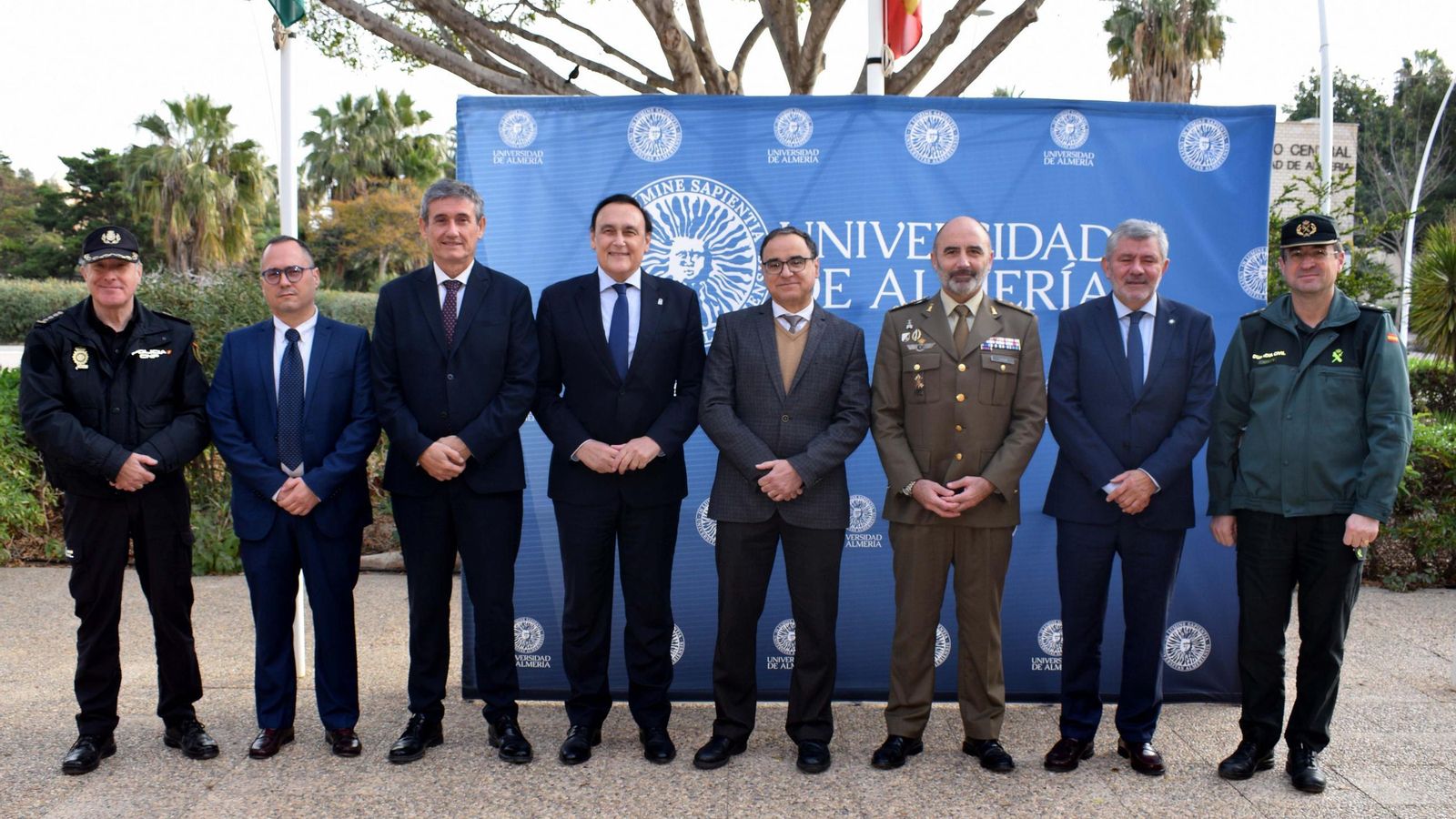 El recto, José J. Céspedes, y el consejero de Universidad, Investigación e Innovación, José Carlos Gómez Villamandos, en el centro, con el resto de autoridades que han participado en la inauguración.