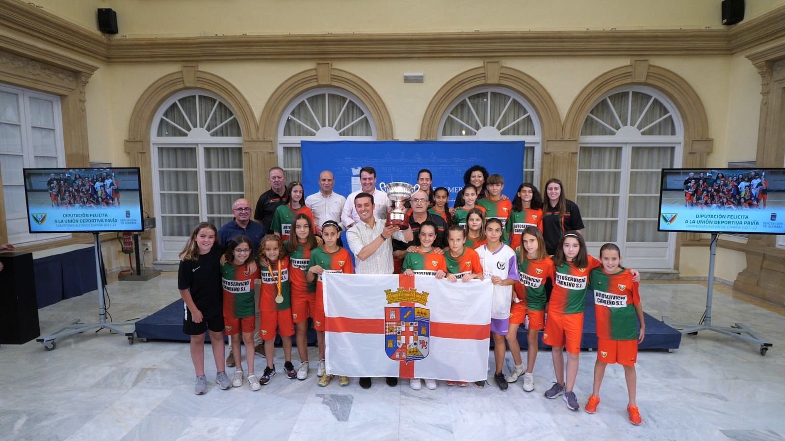 Foto de familia del Pavía con el presidente de Diputación.