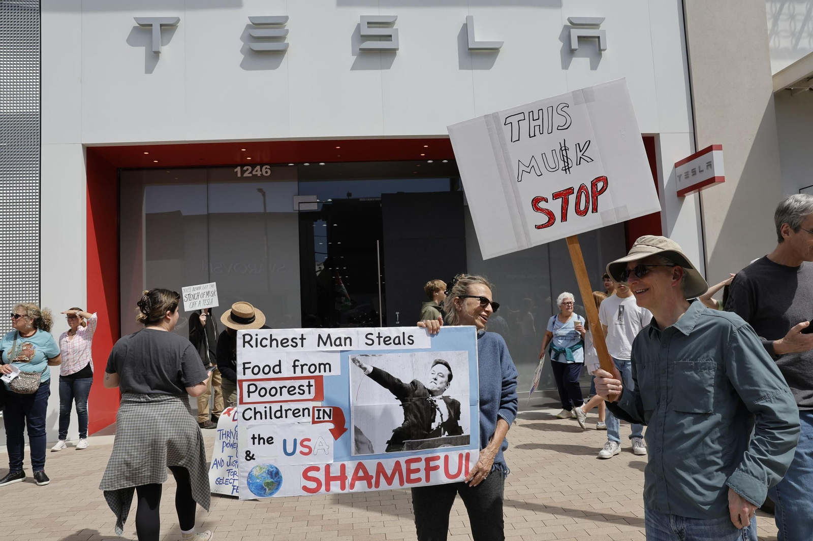 Miles de manifestantes contra Trump y Musk en EEUU: "¡Quita tus manos!"