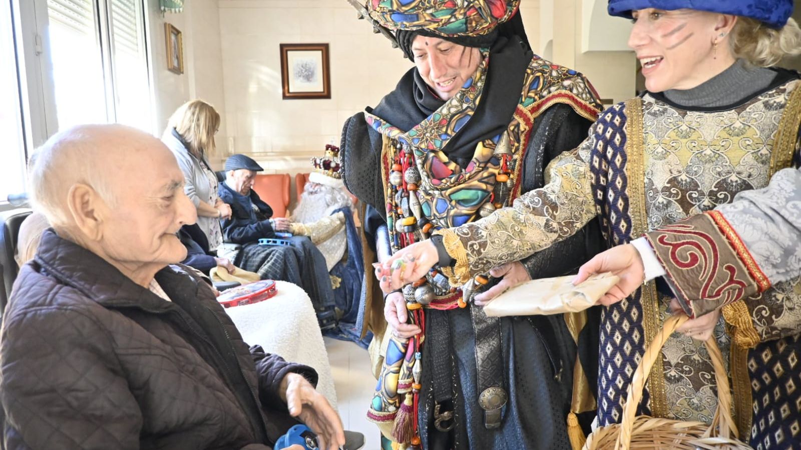 Las fotos más tiernas de la visita de los Reyes Magos a los ancianos de Huelva este 5 de enero