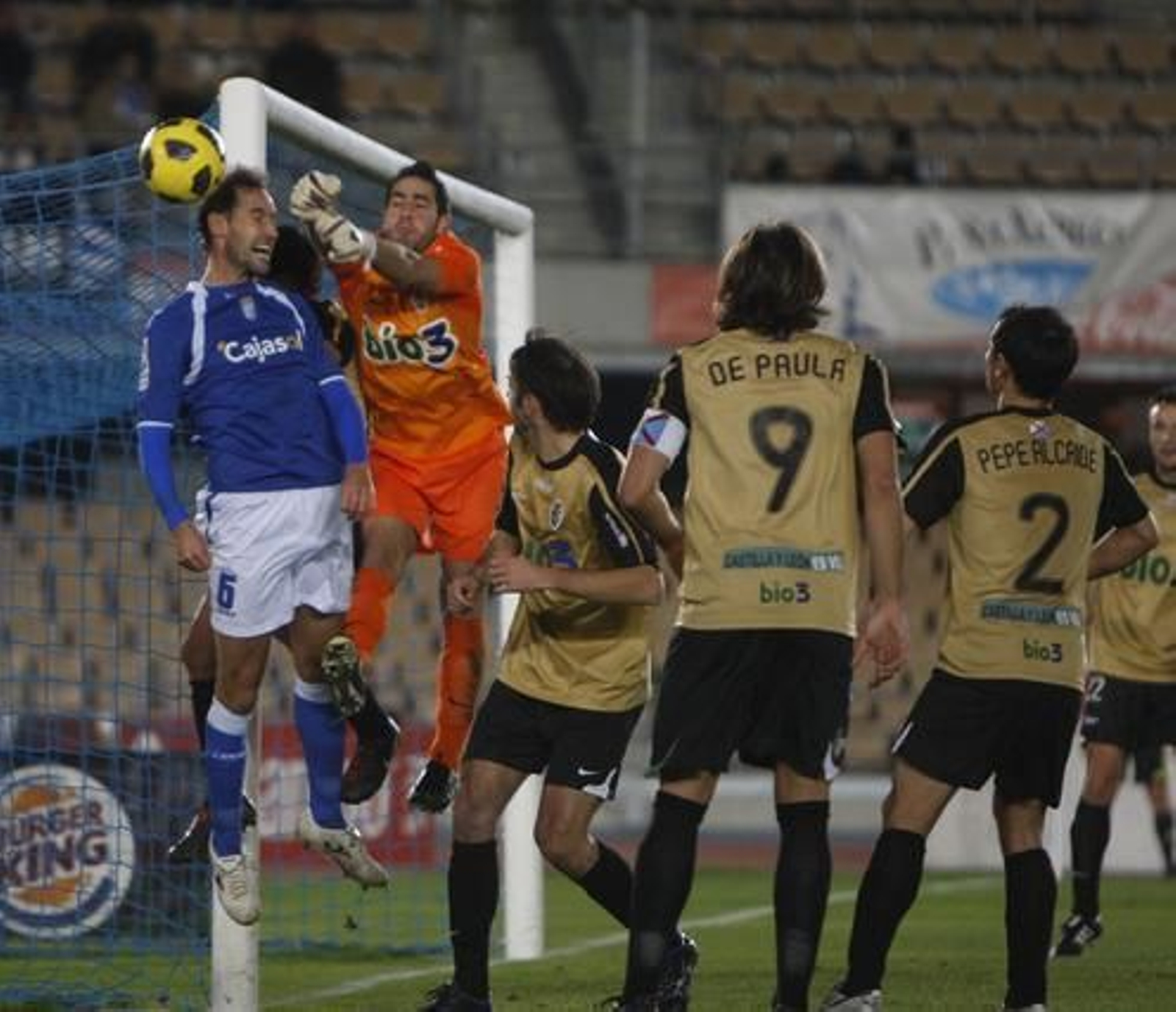Ian Mackay despeja un balón de la cabeza de Vicente Moreno. 

Foto: Juan Carlos Toro