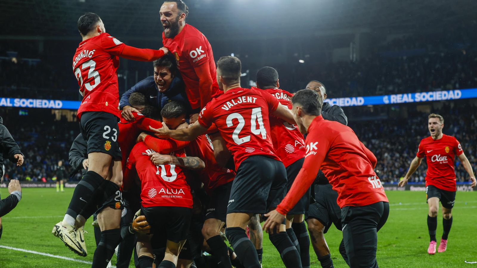Los jugadores del Mallorca celebran el tanto definitivo de Darder en la tanda de penaltis.