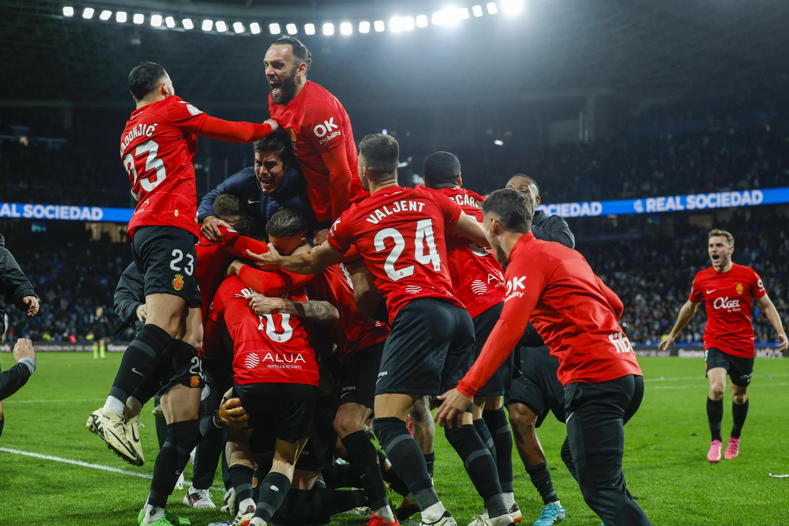 Los jugadores del Mallorca celebran el tanto definitivo de Darder en la tanda de penaltis.