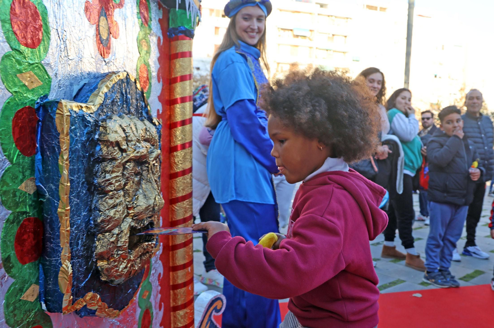Imágenes del paje Real de SSMM los Reyes Magos recogiendo las cartas de los niños y niñas de Huelva en la plaza Houston