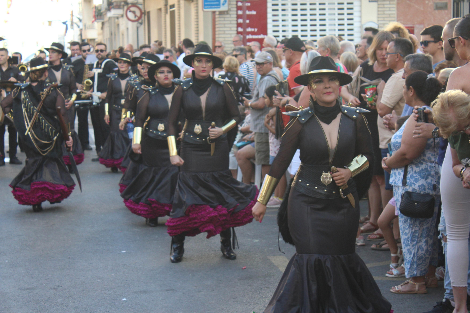 El desfile de Moros y Cristianos de Vera, en imágenes