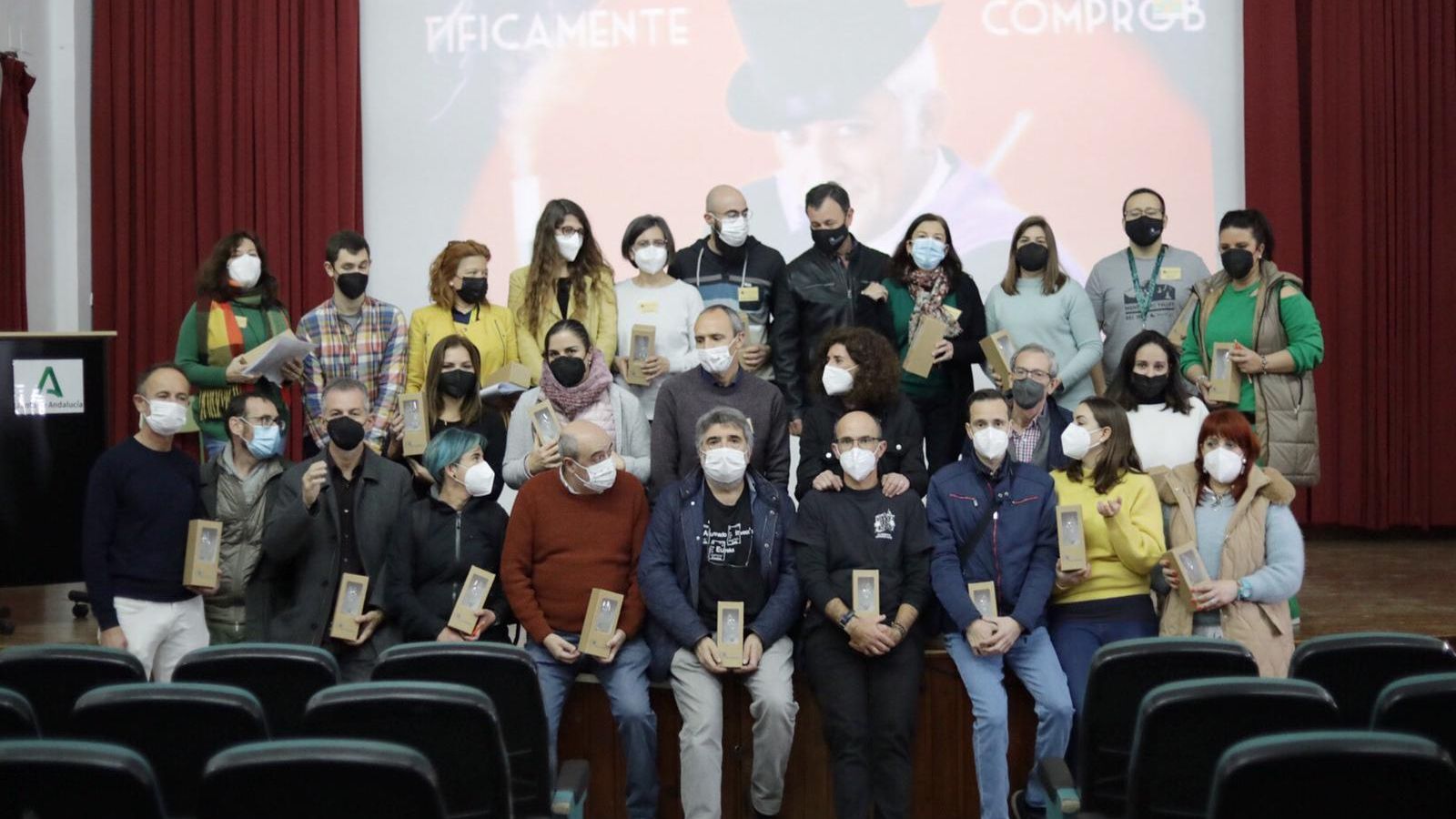 La foto de familia del personal docente que ha hecho posible la celebración del memorial.