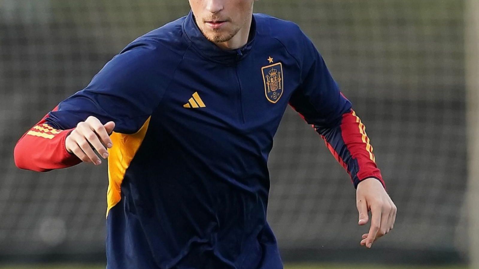 Dean Huijsen ya luce la Rojita