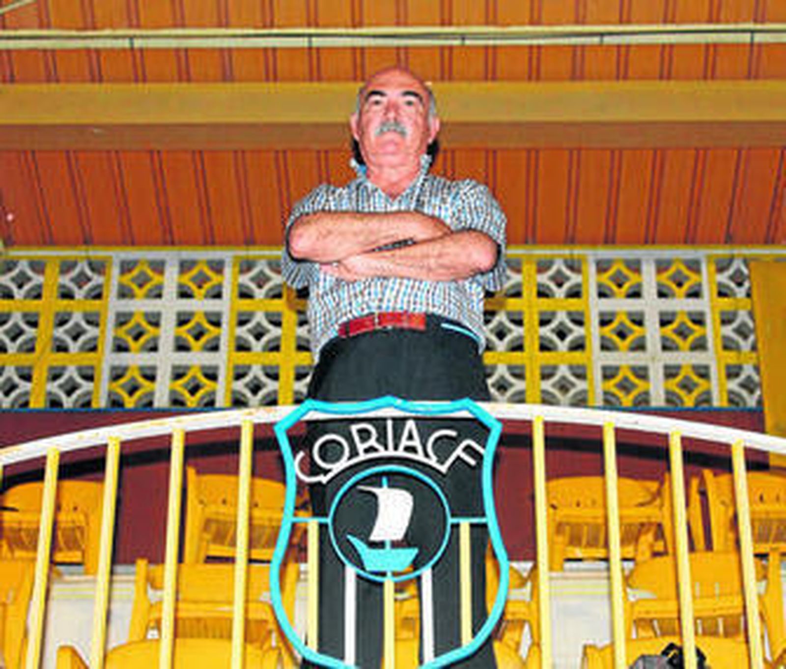 El delantero lebrijano Jesús ensaya el disparo a puerta con la oposición de un adversario.