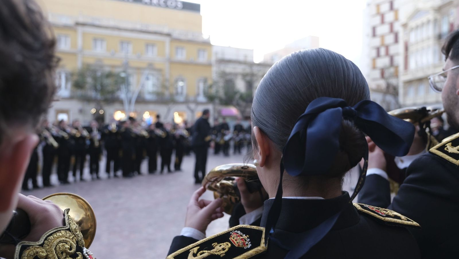 La Banda de Cornetas y Tambores Nuestra Señora del Carmen arropa al Cristo de Medinaceli, en imágenes