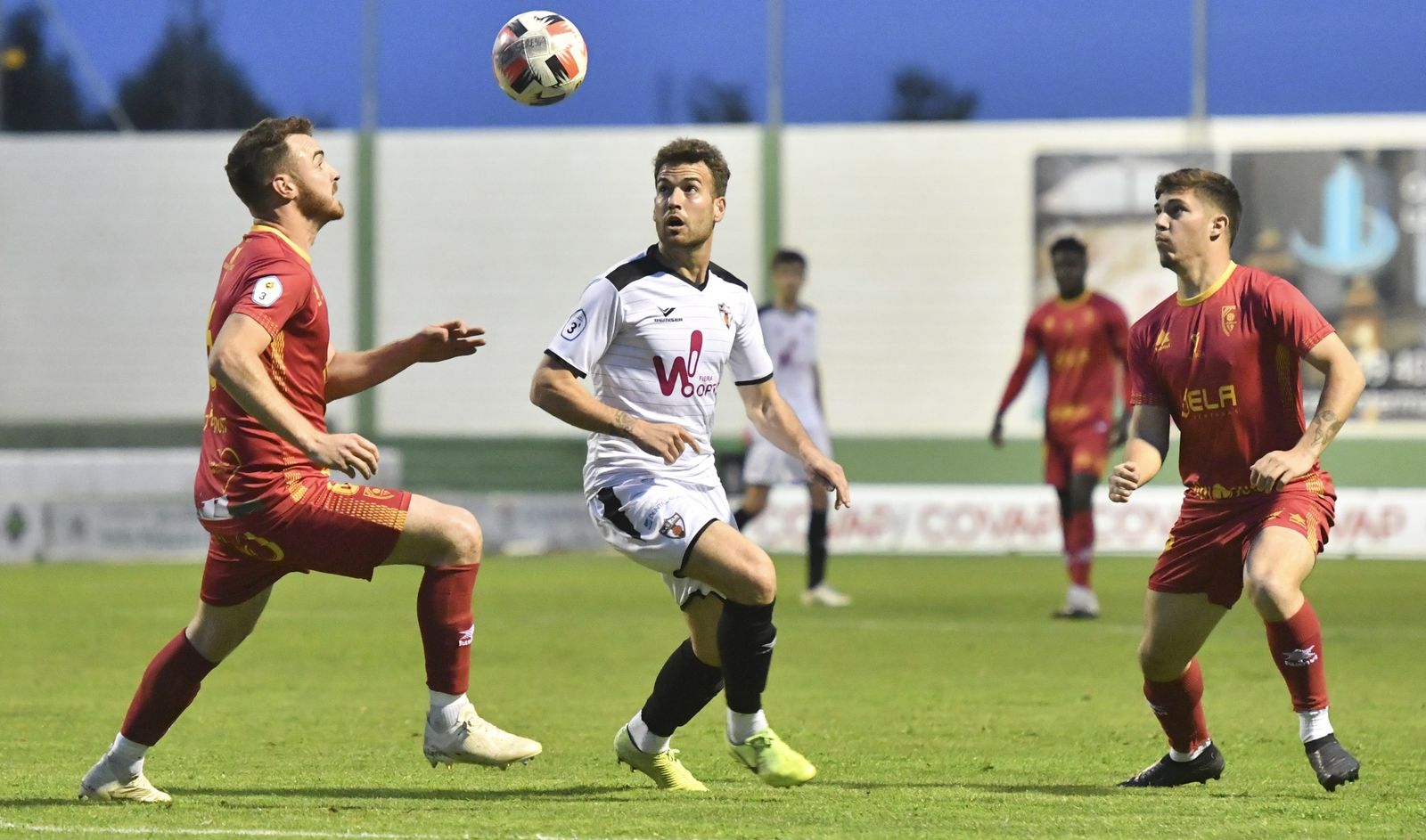 Carlos Moreno pugna por el balón con dos rivales.