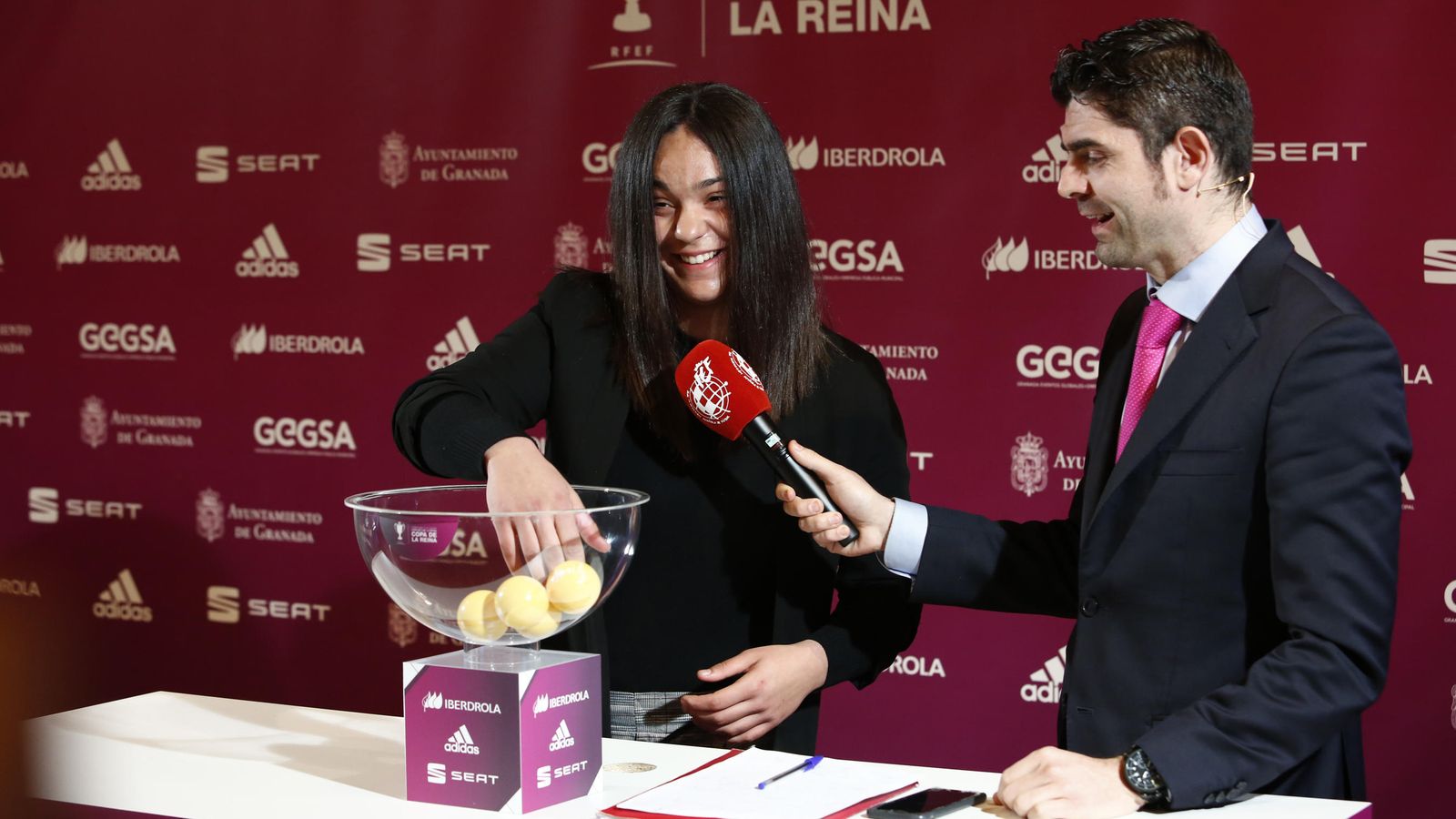 María Valenzuela ejerce de 'mano inocente'