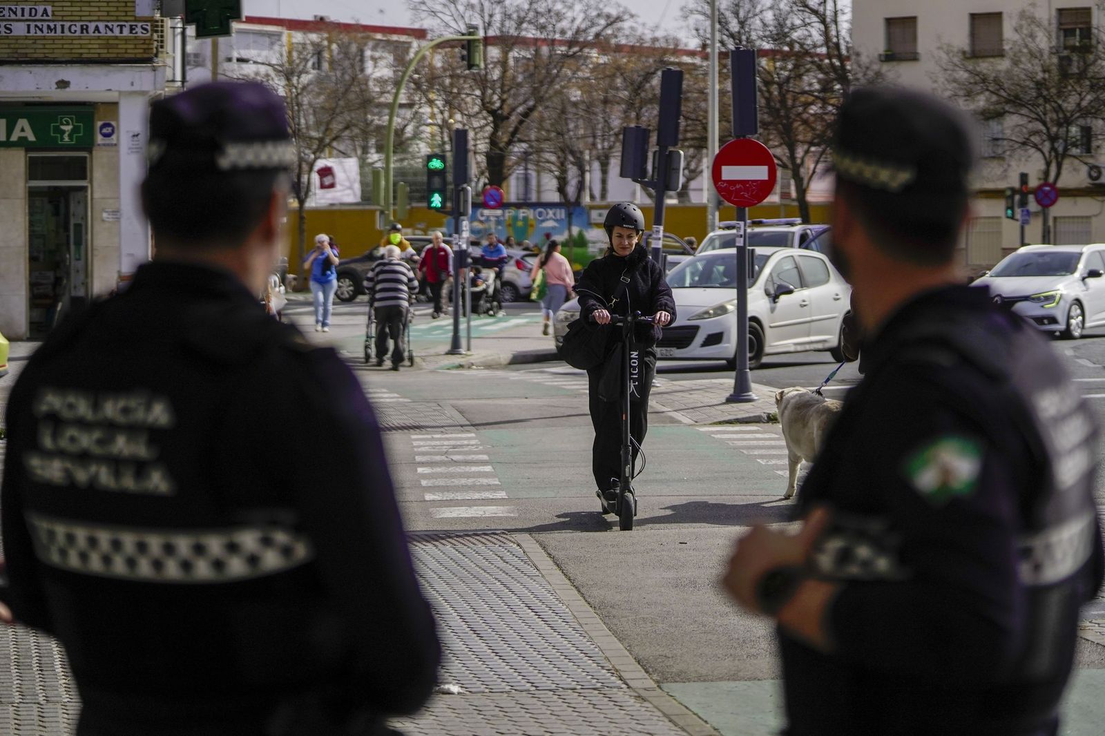 Primer día de multas a los patinetes de Sevilla, en imágenes