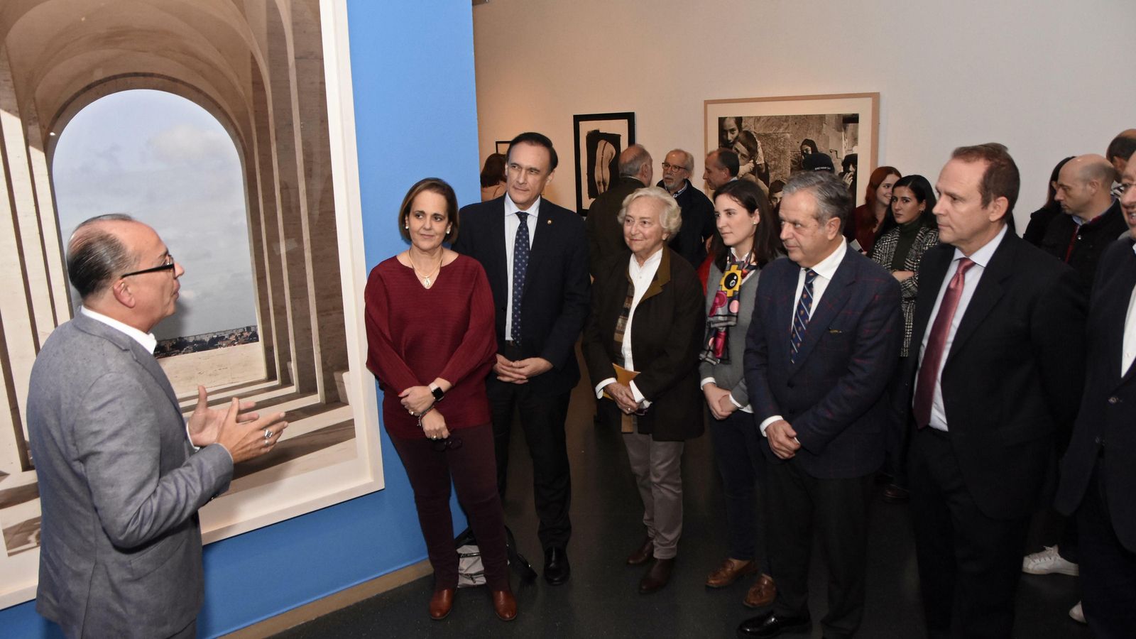 José Álvarez explica una de las obras de la exposición.