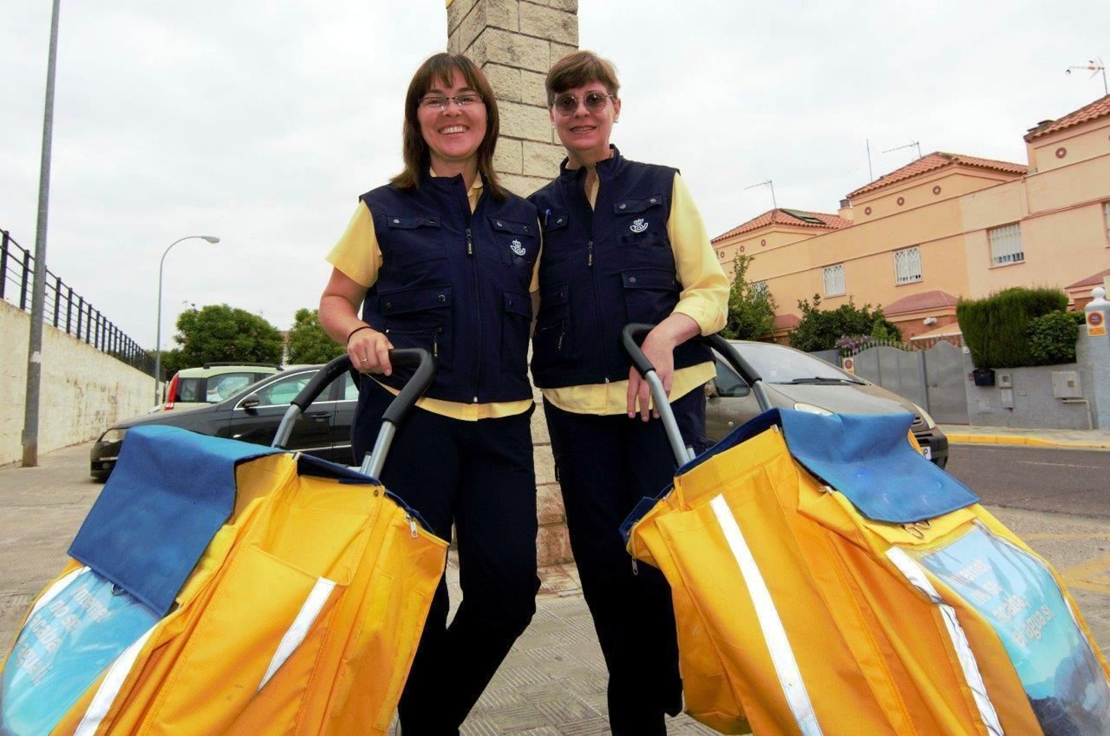 Dos mujeres empleadas de Correos en Huelva.