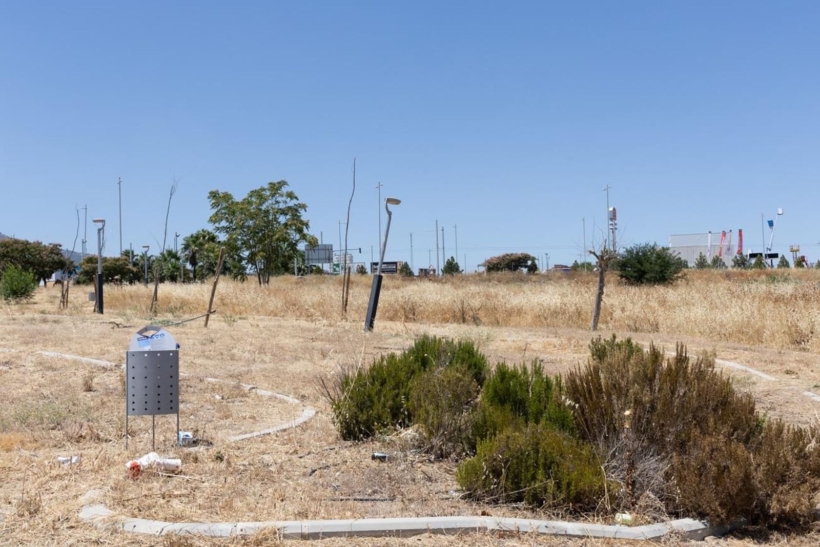 El estado de abandono del parque infantil del Jaén Plaza, en imágenes