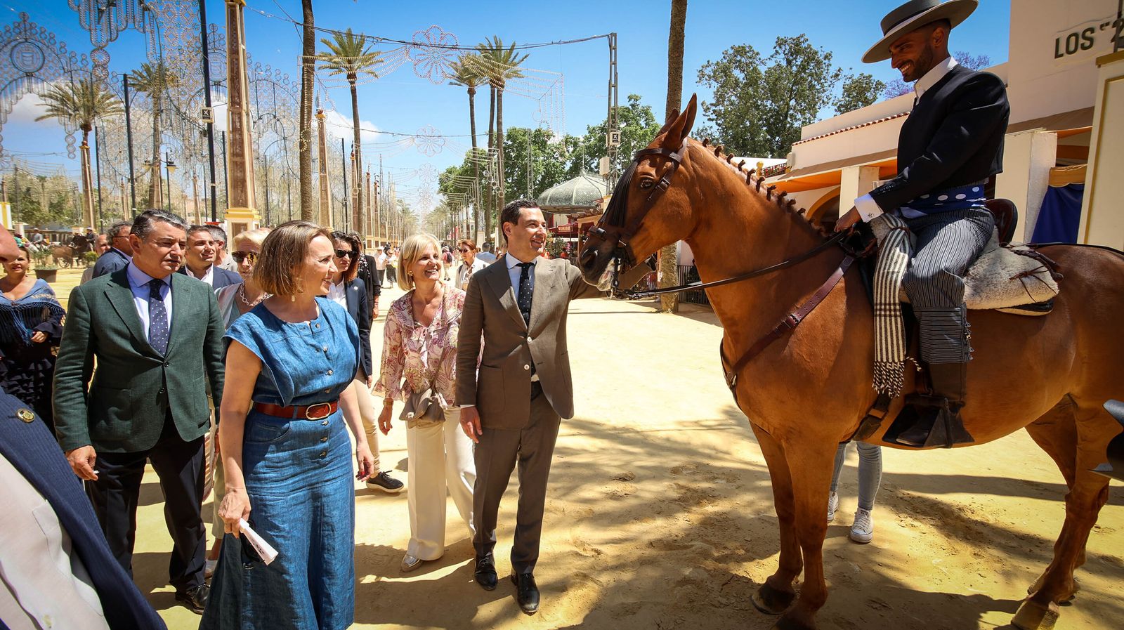 Juanma Moreno se pasea por la feria de Jerez 2023