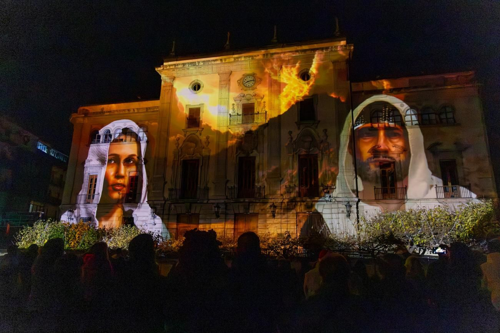 Los jiennenses disfrutan del centro de la ciudad, rodeados de un ambiente navideño
