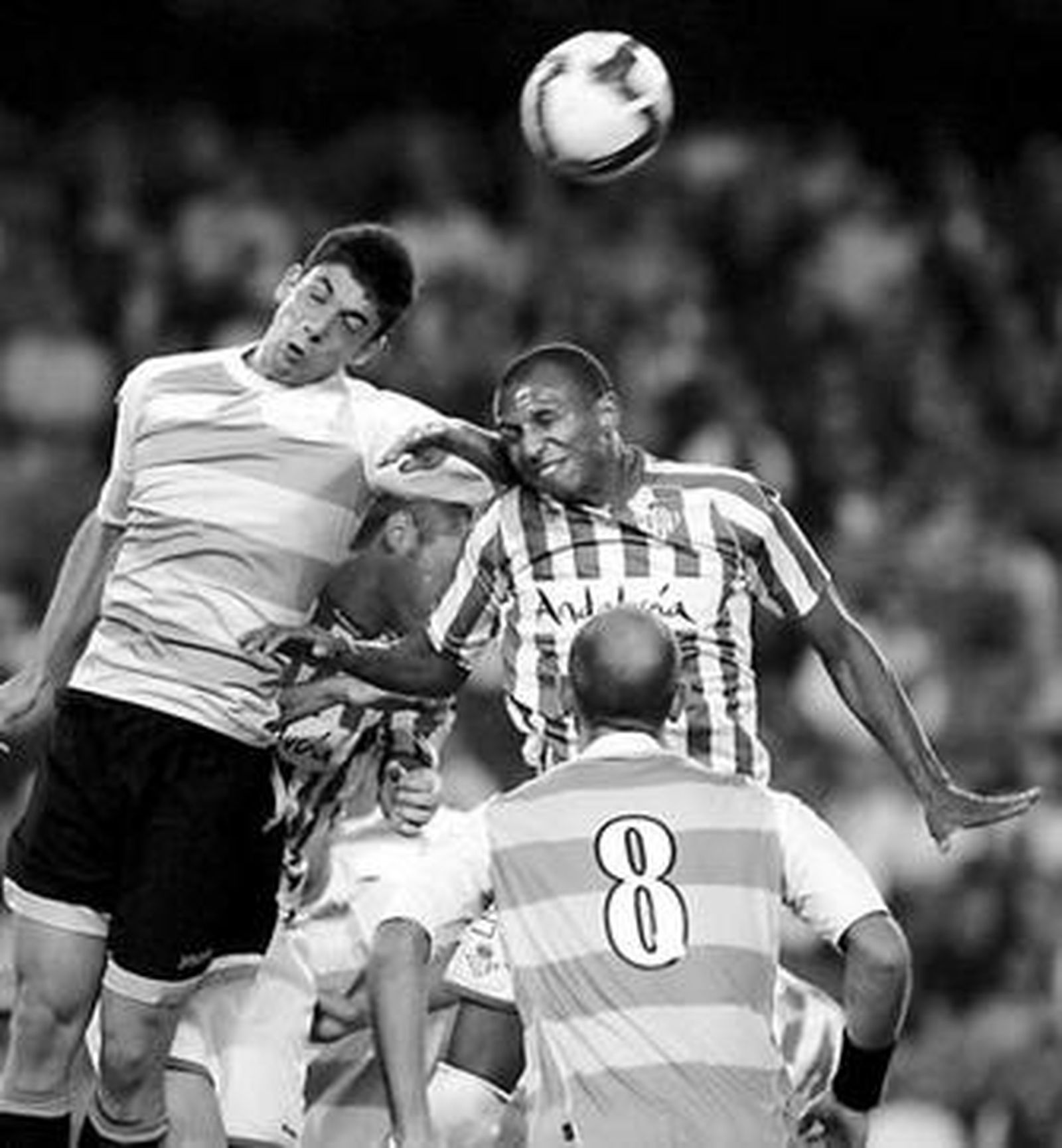 El lateral bético Nelson acosa al delantero racinguista Tchite para dificultar su maniobra.