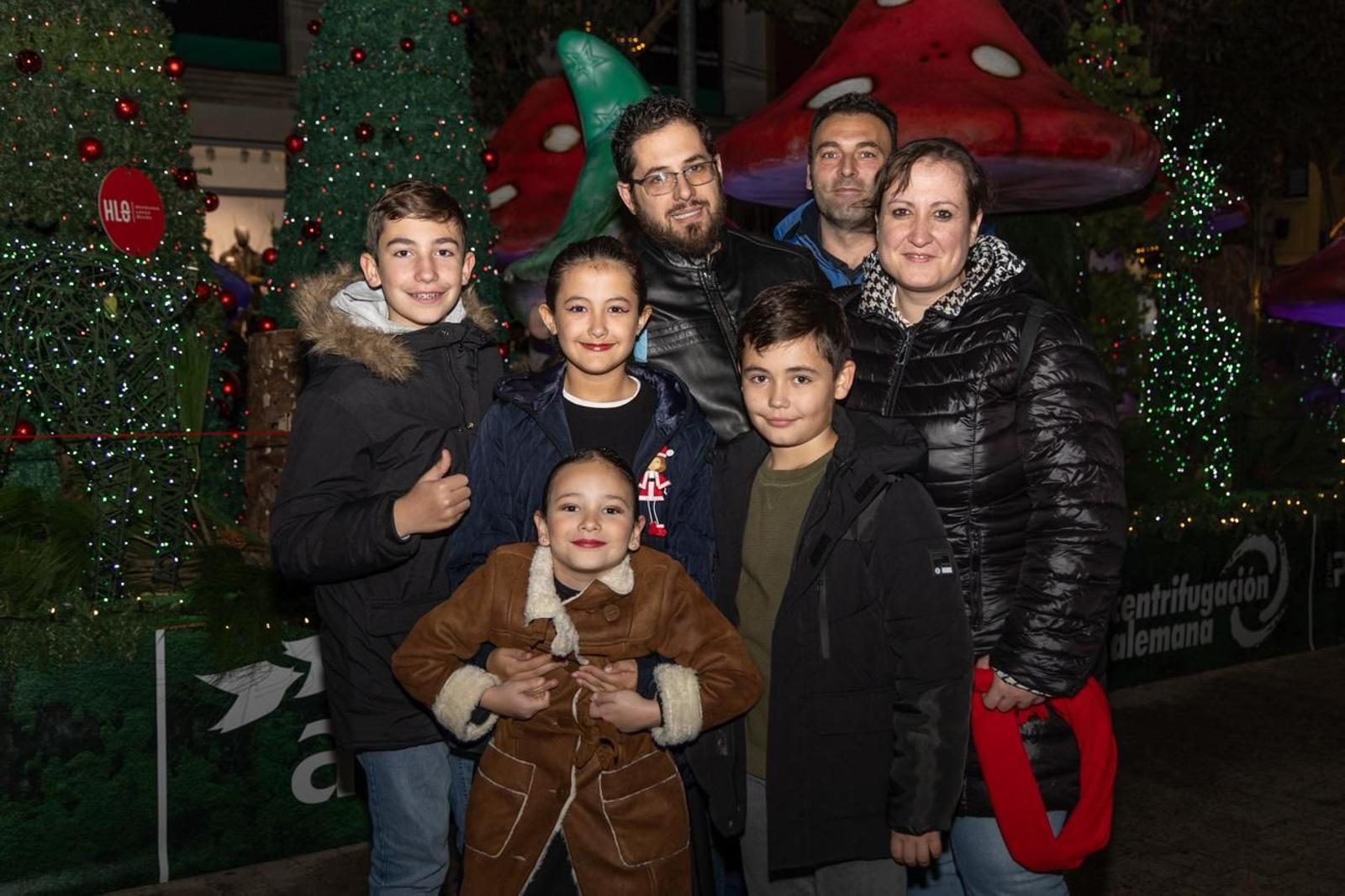 Los jiennenses disfrutan del centro de la ciudad, rodeados de un ambiente navideño