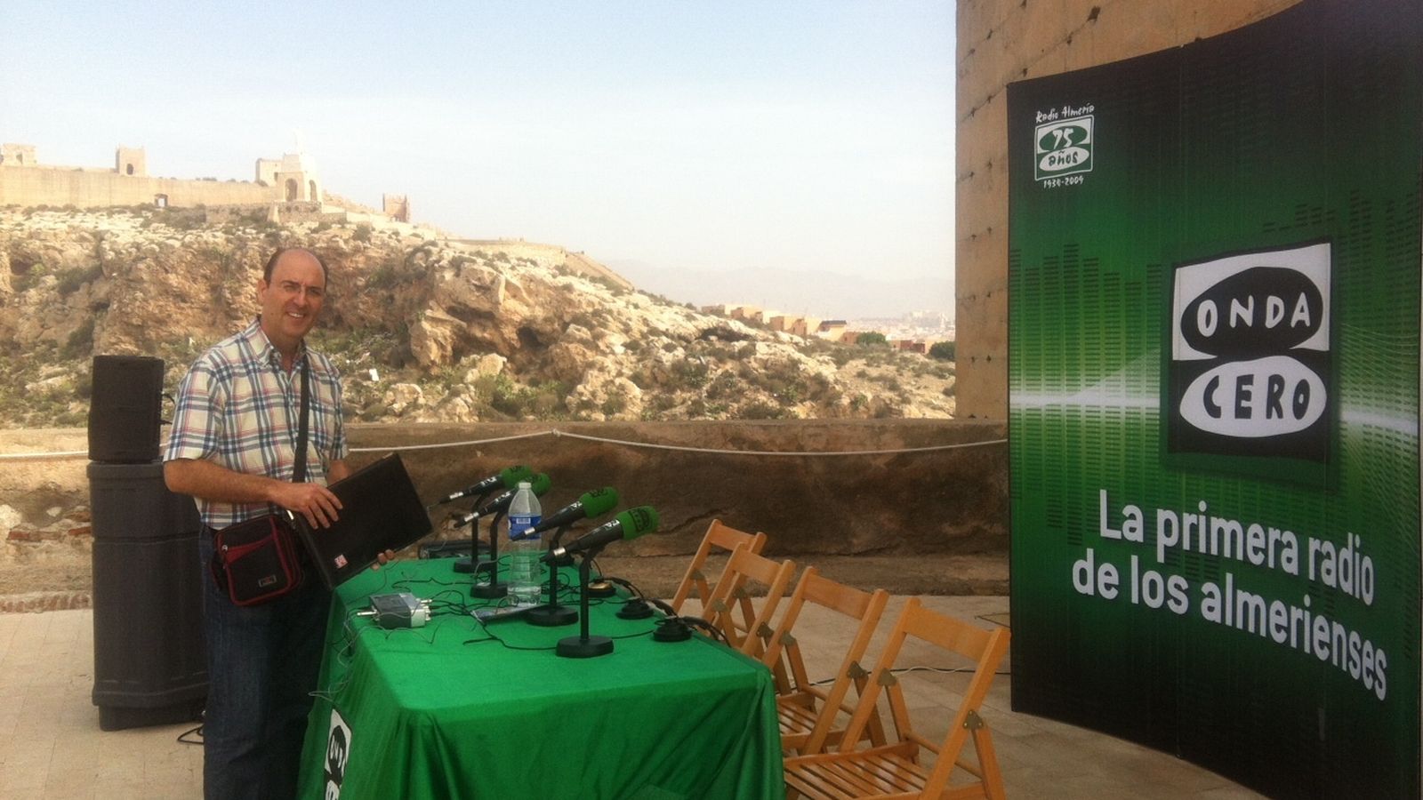 El locutor a punto de comenzar un programa con la Alcazaba de testigo.