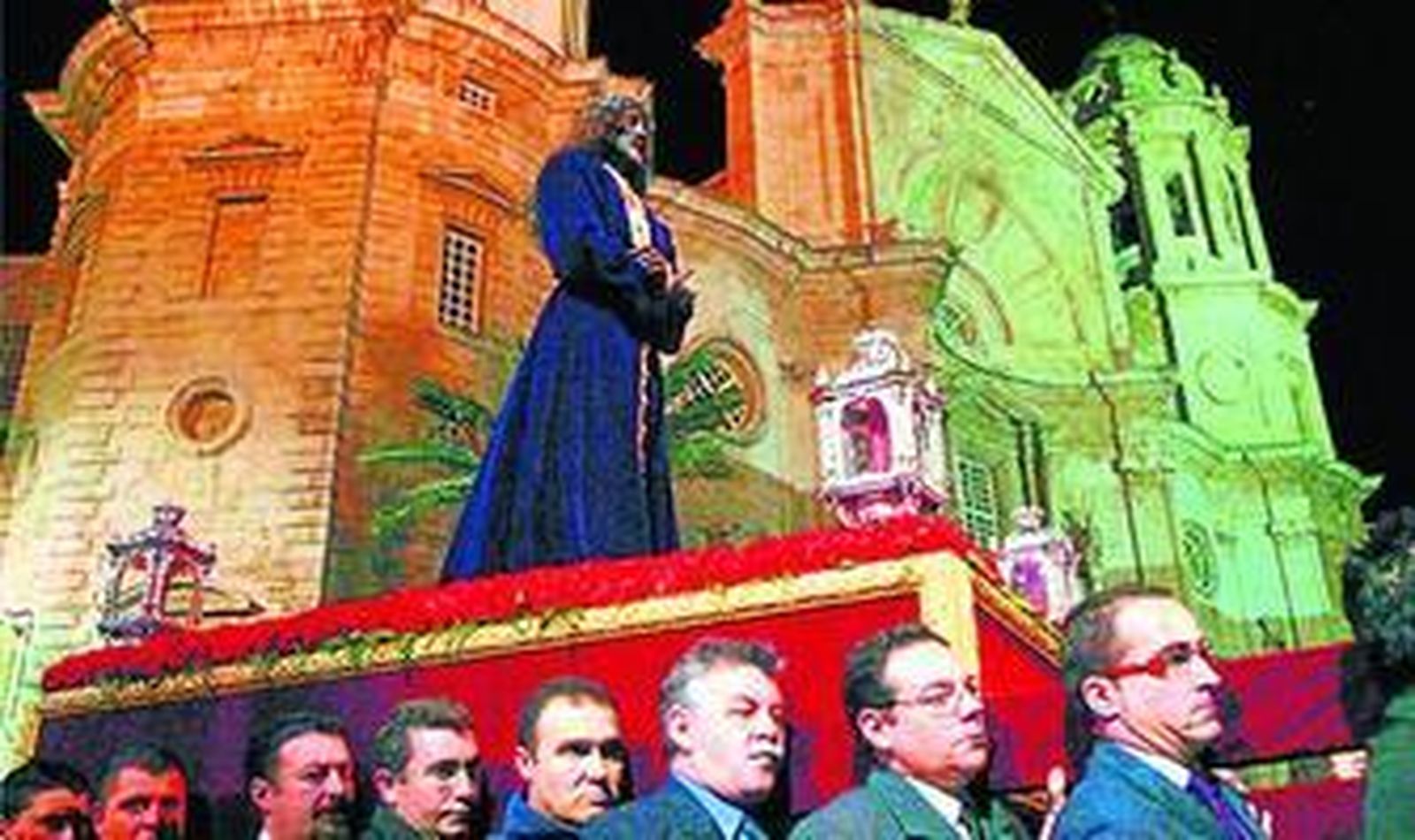 Jesús de Medinaceli por la plaza de la Catedral en la parihuela que utilizará en el vía crucis, durante el traslado de Santa Cruz a San Francisco en el año 2007.