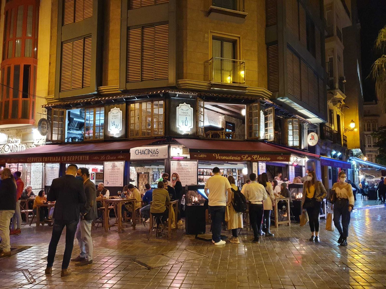 Fotos del 'lleno' en el Centro de Málaga, que apura el toque de queda