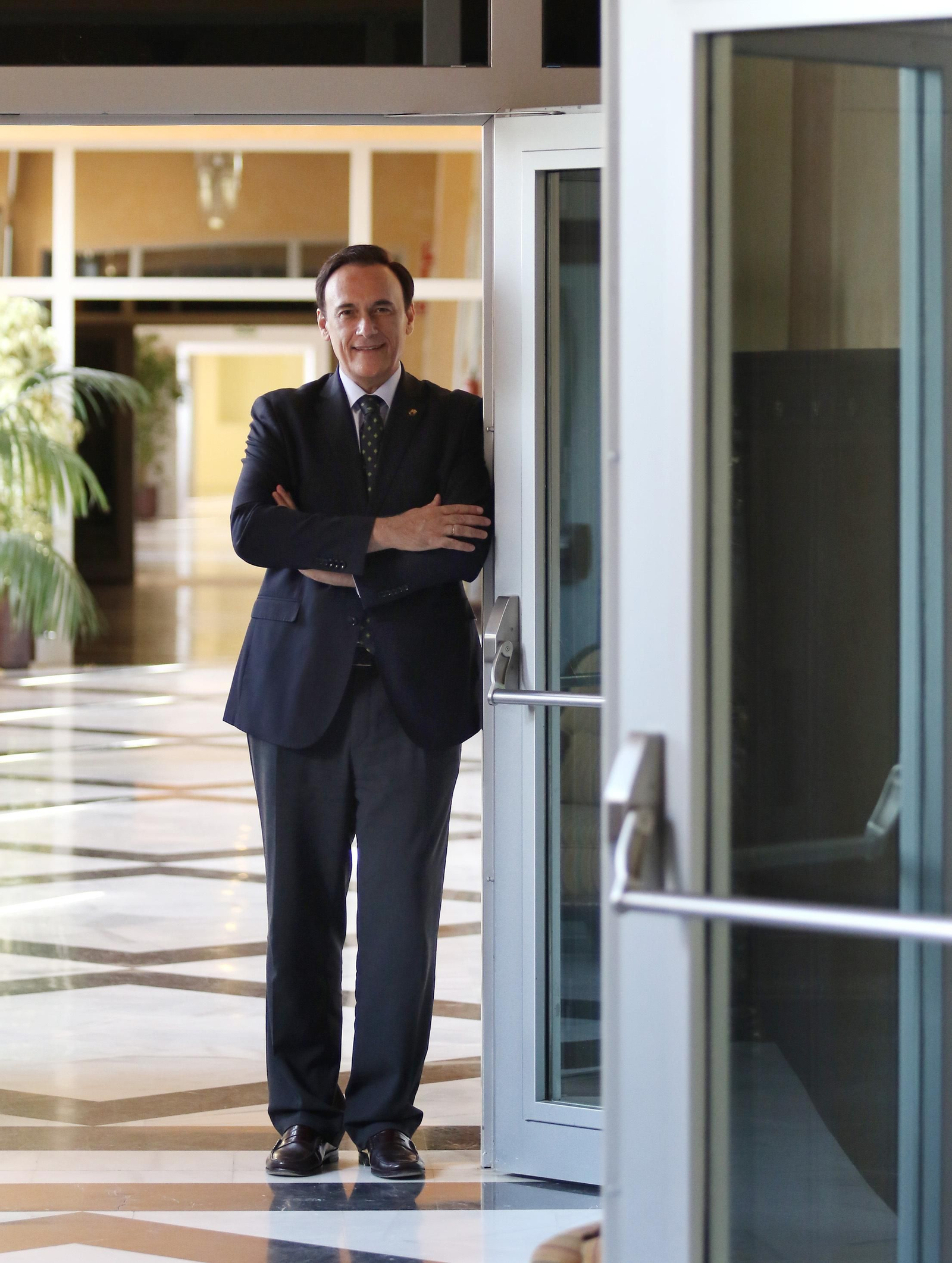 El rector de la UCO, José Carlos Gómez Villamandos, en el edificio del Rectorado.
