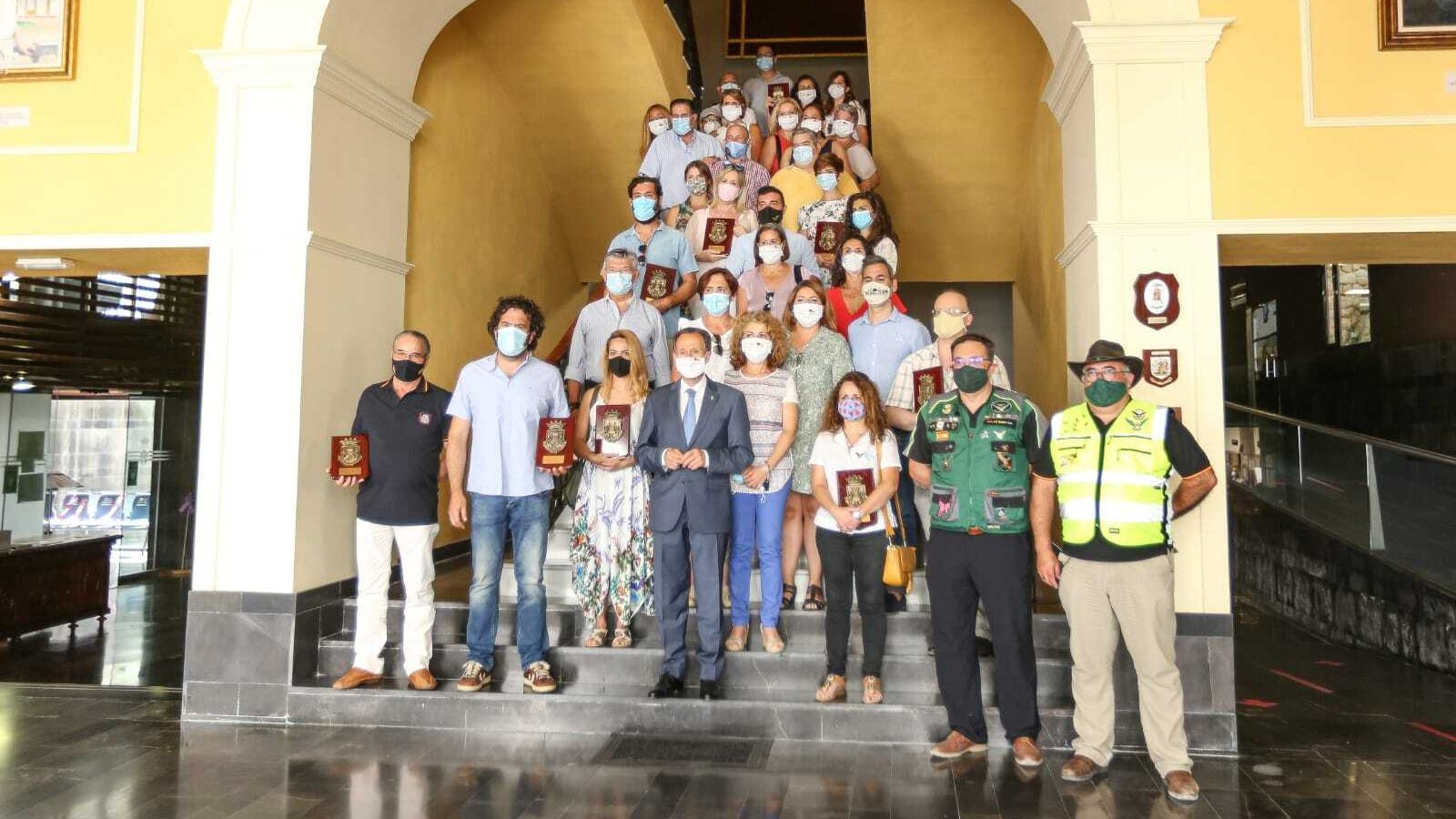 El segundo de los grupos de colectivos que han pasado por el salón de plenos posa tras el acto.