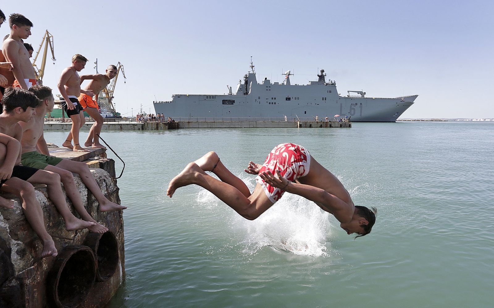 Las imágenes de la llegada del 'Juan Carlos I' al astillero de Cádiz