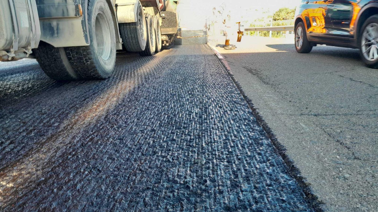 Aplicación en la A-376 de asfalto fonoabsorbente.