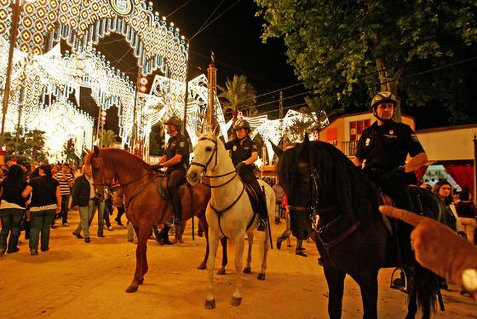 Agentes de la UPR, a caballo, controlaron la seguridad durante el acto de inauguración.

Foto: Pascual