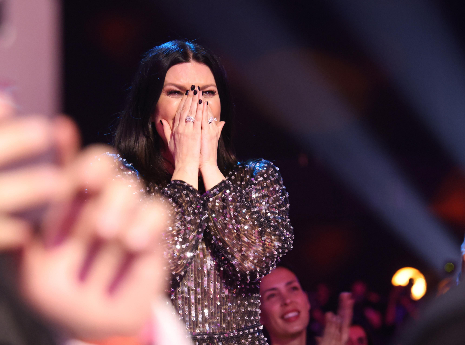 La cantante Laura Pausini visiblemente emocionada durante la gala a la Persona del Año en Sevilla.