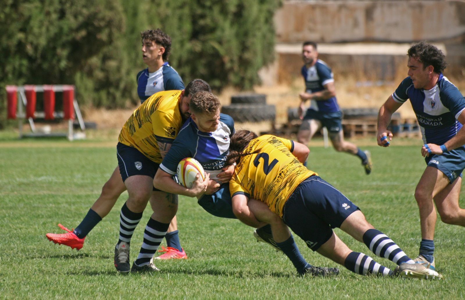 Un jugador del Universidad de Granada es placado por dos de Marbella
