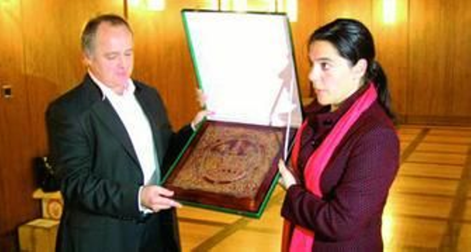 Candelario entrega un cordobán a Gerhard Groh.