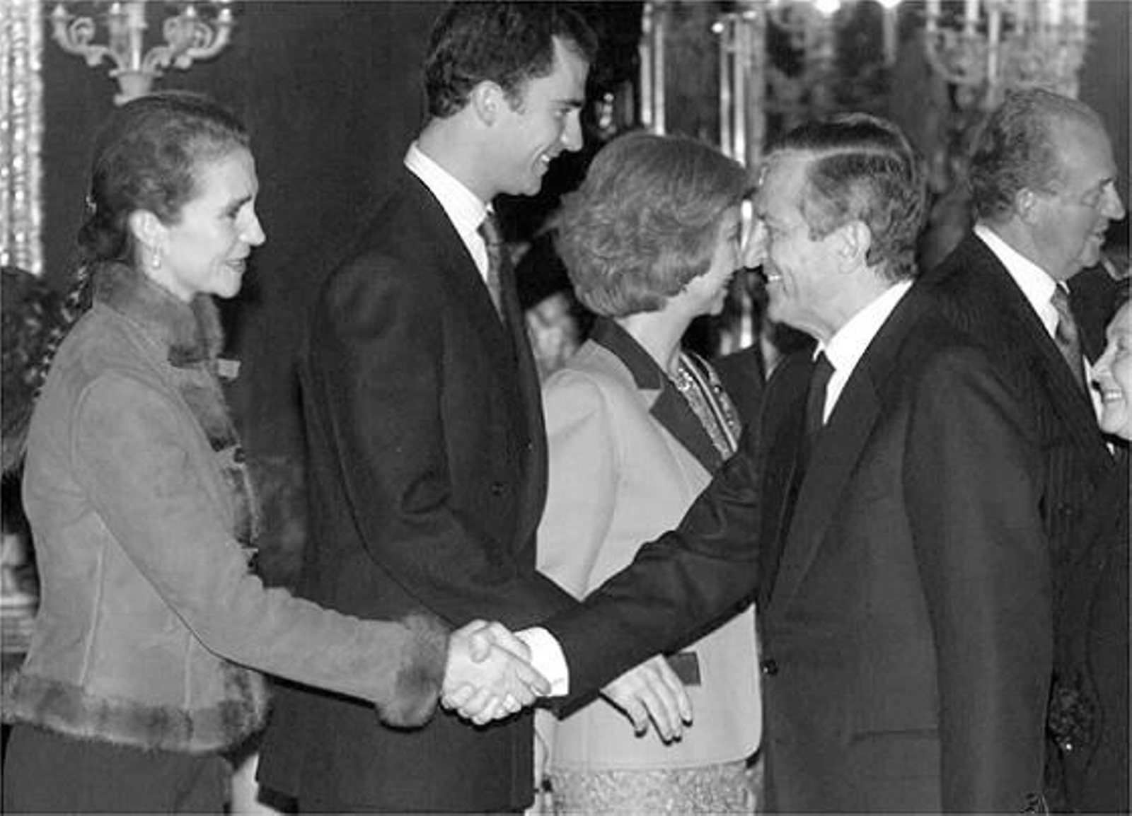 La Infanta Elena saluda a Adolfo Suárez.

Foto: EFE