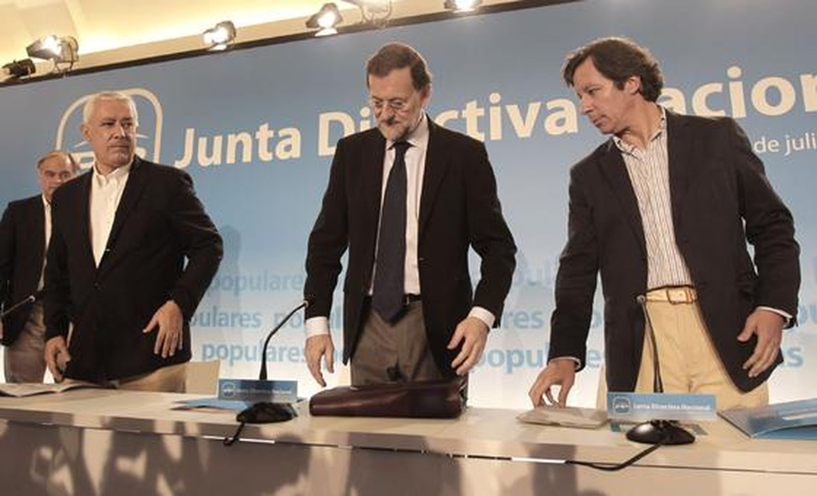 Rajoy, Arenas y Zoido, entre otros, acuden a la Junta Directiva Nacionald del PP realizada en Sevilla.

Foto: Antonio Pizarro