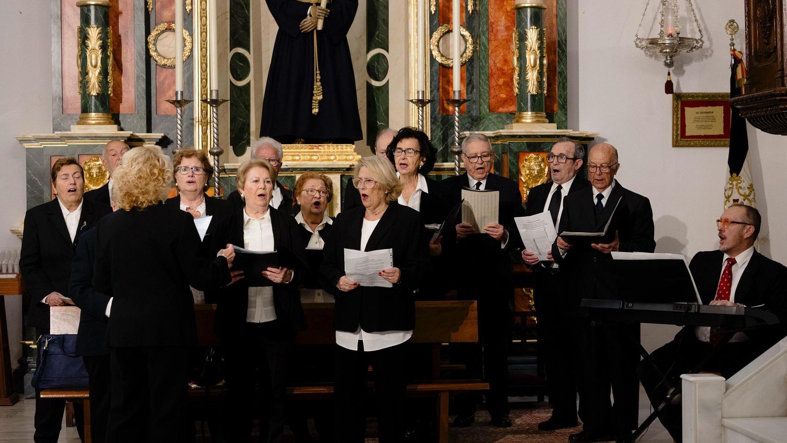 El coro, durante la función de su 50 aniversario.