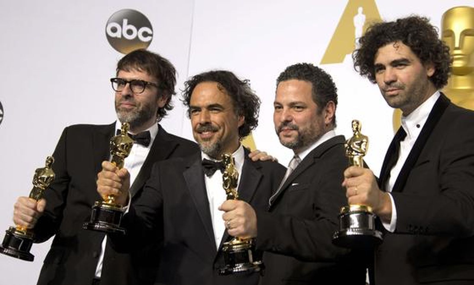 'Birdman' se alzó con las estatuillas de Mejor película, Mejor director, Mejor guión original y Mejor fotografía. En la foto, el cineasta Alejandro González Iñárritu con los guionistas Nicolás Giacobone, Alexander Dinelaris y Armando Bo.

Foto: EFE